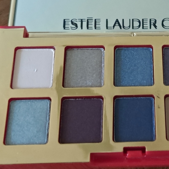Pure Color Envy Eyeshadow Palette in Glam - Picture 4 of 5
